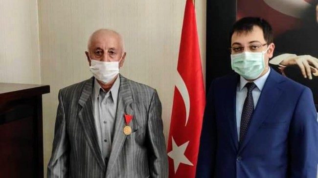 BABASININ GAZİ MADALYASINA KAVUŞTU !
