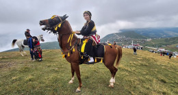 Ağasar’ın Cesur Çepni Kızı, At Sırtında Sis Dağı’nda Otçu Şenliği’ne Yön Veriyor