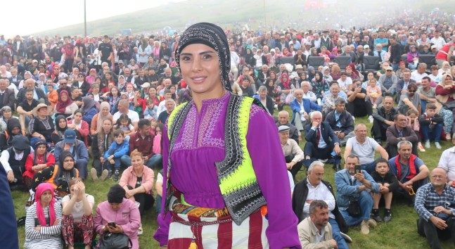Dünya Şampiyonu Yöresel Kıyafetiyle Sis Dağı Kültür Şenlikleri’nde