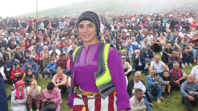 Dünya Şampiyonu Yöresel Kıyafetiyle Sis Dağı Kültür Şenlikleri’nde