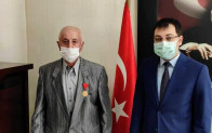 BABASININ GAZİ MADALYASINA KAVUŞTU !